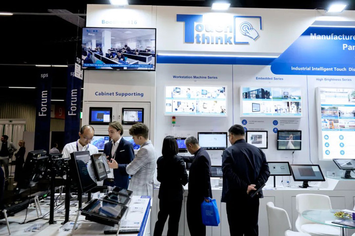 觸想展臺現場為客戶進行產品功能演示